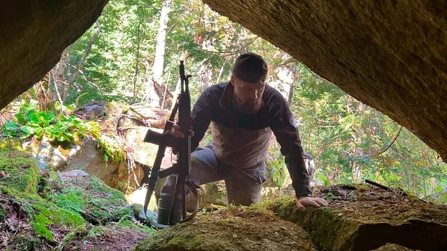 荒山野岭，小伙独自一人荒野艰难生存