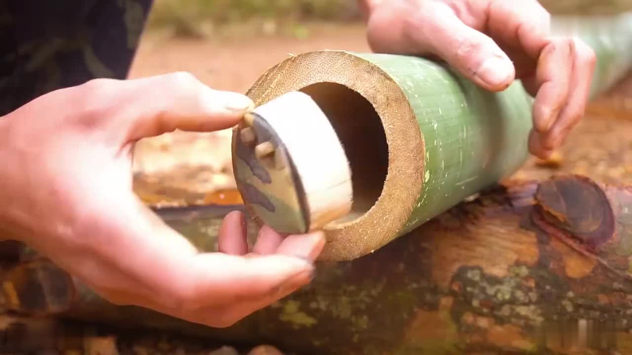 第2集：男人在野外不仅给自己搭建了山洞小屋，而且还带室内浴池