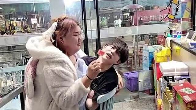 就凭童锦程这牺牲程度，他不火都天理难容