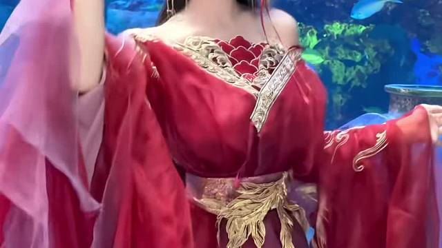 妈妈在边上看着跳的