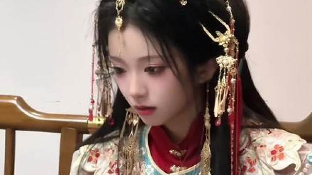 她好像在练舞，是这个音乐吗