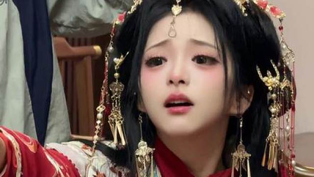 她的悲伤快有米饭盆子大了