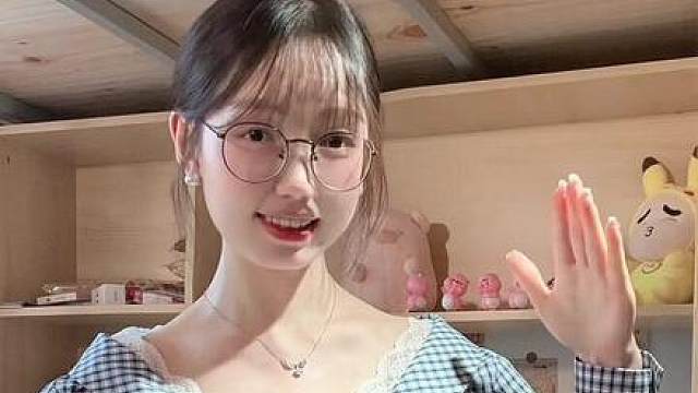 小猫喜欢谁就粘着谁，你也是吗