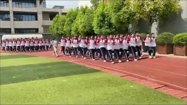 整齐步伐展豪情，师伴生跑，青春飞扬，国之未来强！