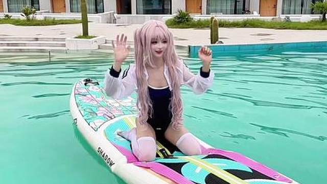 被困泳池怎么办？ 不方便下水，被困泳池中心怎么办……