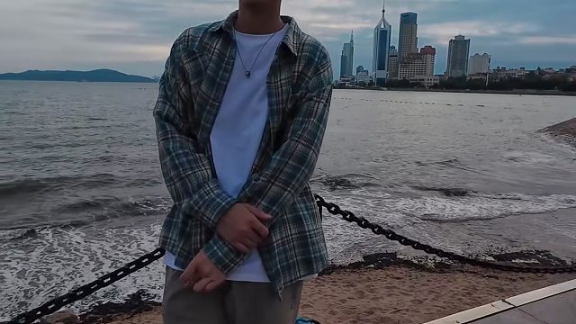 遇到颜值超高的新疆小情侣 女生的眼睛好漂亮