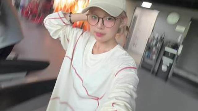 把跑步机当T台 把运镜当瘦手臂 再走着上坡路 岂不是人生巅峰