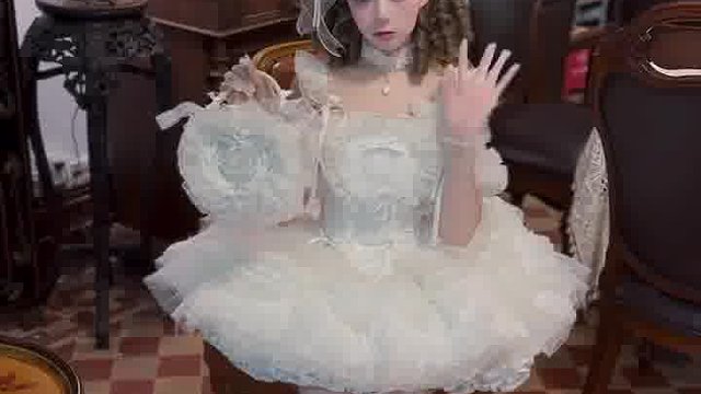 她好像在发光欸