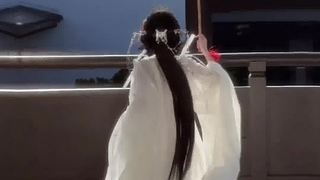 印象中她总是一袭白衣…”