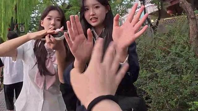 北京街拍/什刹海 遇到两个北京本地的初中生妹妹，现在初中生已经美成这样了吗！？