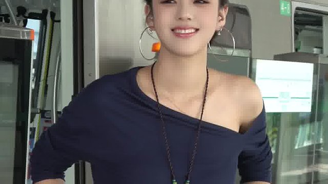 妈妈说：把头发梳起来，大大方方的