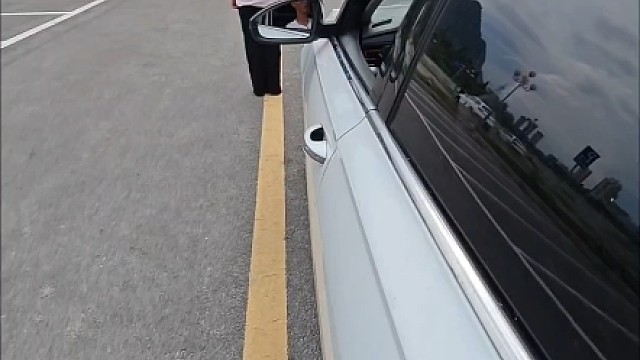 如何坐在车内判断车辆与行人距离，避免刮蹭？