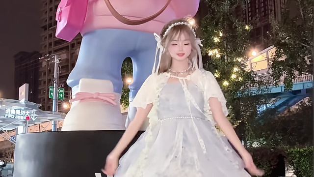 高跟鞋买大了，差点站不稳呜呜呜