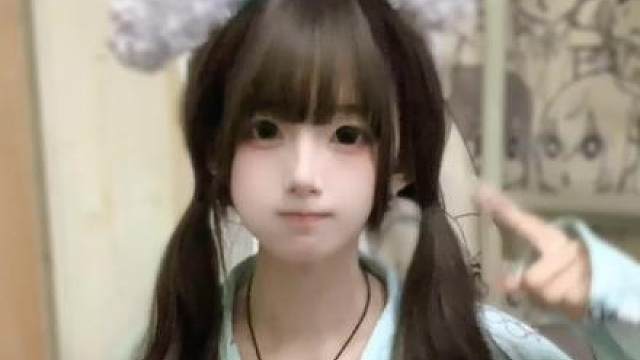 我在想，如果我玩游戏的时候发消息，我不能及时回，宝宝会怎么想我，会不会以为我在敷衍宝宝，所以我就干脆直接打游戏了。