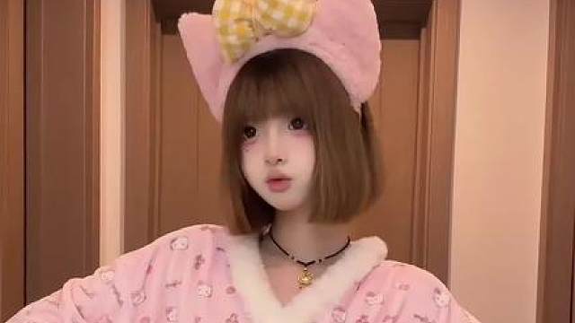 我能嘤嘤嘤也能冷冰冰还能陪你躺在天台上数星星 我能给你偏爱 ️也能给你例外 还能给你完美爱情没有伤害