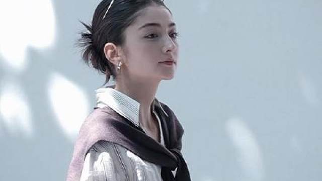 她身上有种漫不经心的气味