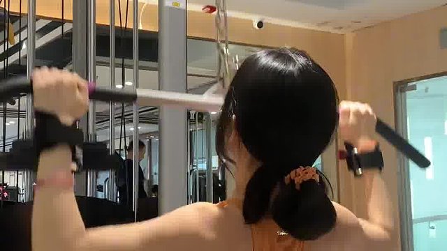 女生美背薄背先练好这4个动作就够了！