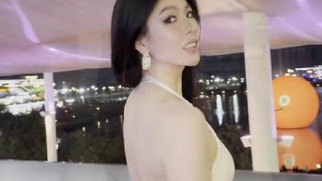 什么我穿的暴露？我又没有内容我怎么暴露了，真是的。