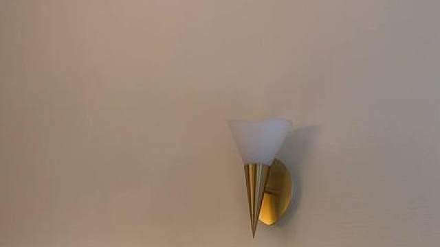 缠手胶，准备晚上的比赛。