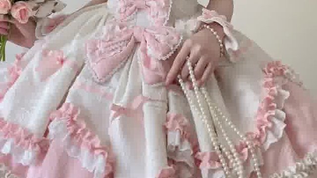 .白粉配色裙摆层层叠叠的像花束耶