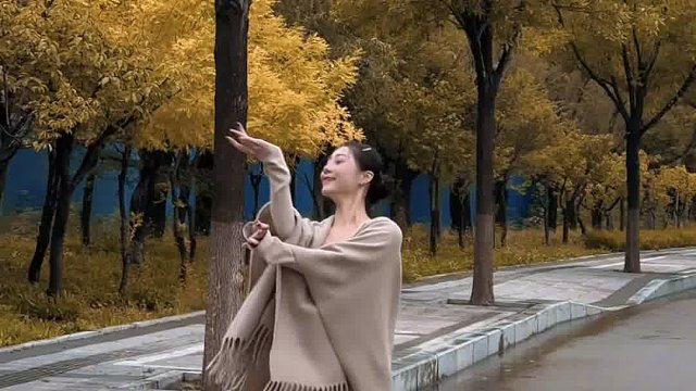 “谁家的枝头鸟儿成双对 蝴蝶翩翩飞”