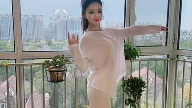 东边的阳台上次哩拉嗦