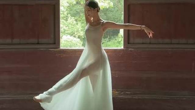 有人困在雨里 有人雨中赏雨