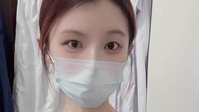 我能嘤嘤嘤也能冷冰冰 还能陪你躺在天台上数星星 我能给你偏爱 ️也能给你例外 还能给你完美爱情没有伤害