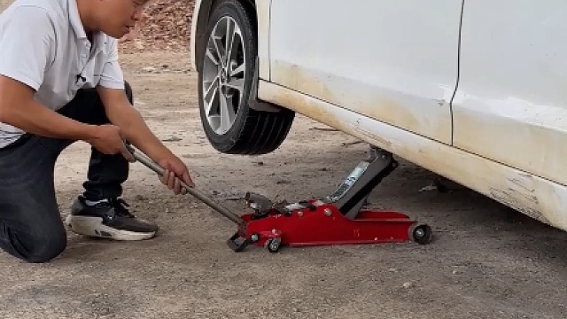 倒车时车轮掉沟如何脱困？看到斯令的做法，高手在民间！