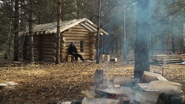 在远离尘嚣的一座宜人的小岛上，我正在建造一座木屋，远离城市喧嚣！