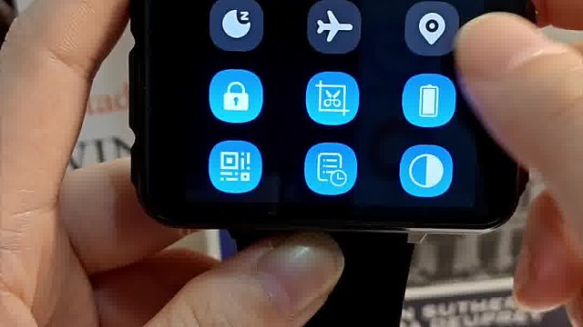 是2.4英寸高清大屏的