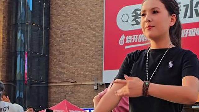 新疆美女古丽来大巴扎跳舞