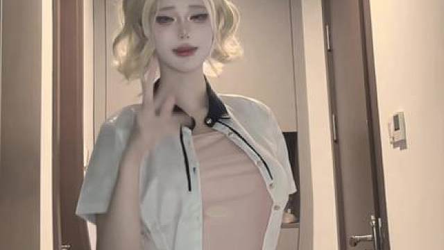 此时的小吉娃娃还没想到未来要自己养姐姐吧