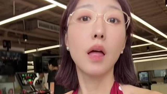 努力摆拍努力健身…