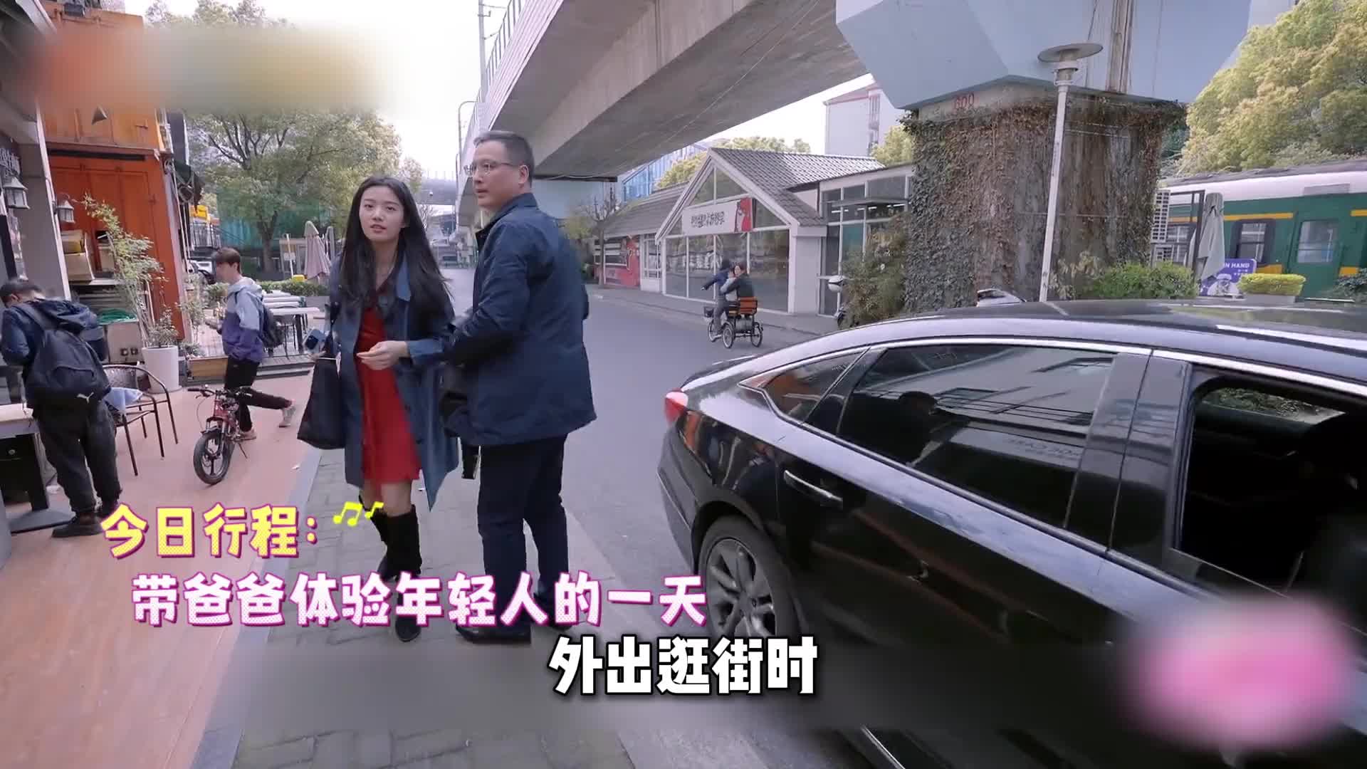 看见卢爸爸同意女儿给自己染头发，才发现有个不扫兴的父母有多么幸福