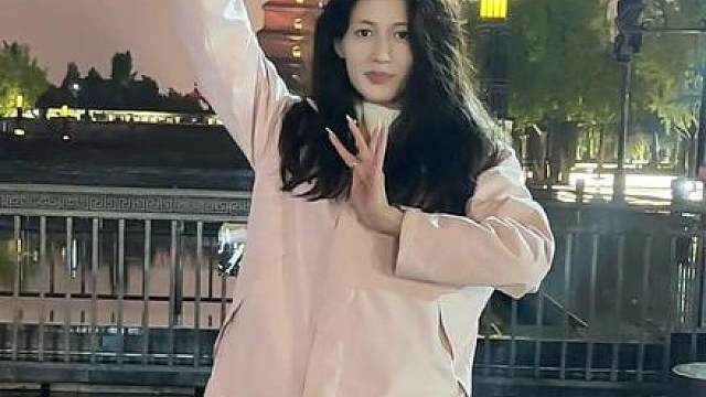 来西安第一站跳个新疆舞，你们喜欢吗