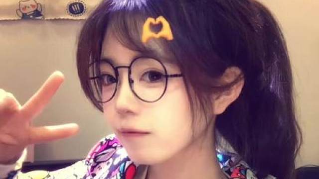 是谁在我的脸上比手势