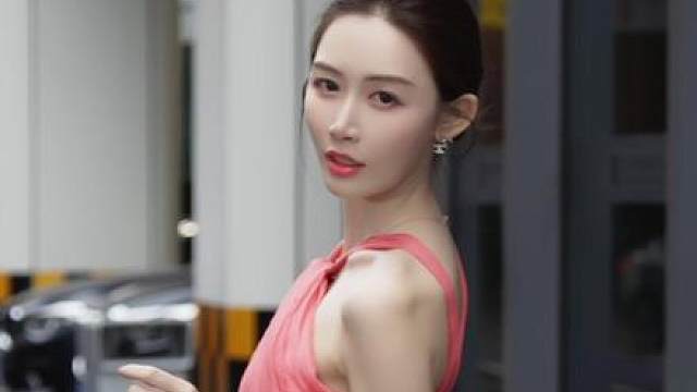 敏敏身着一袭红裙，看一眼，就是一万年