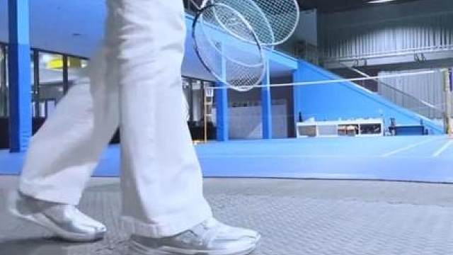 看看羽球人的腿