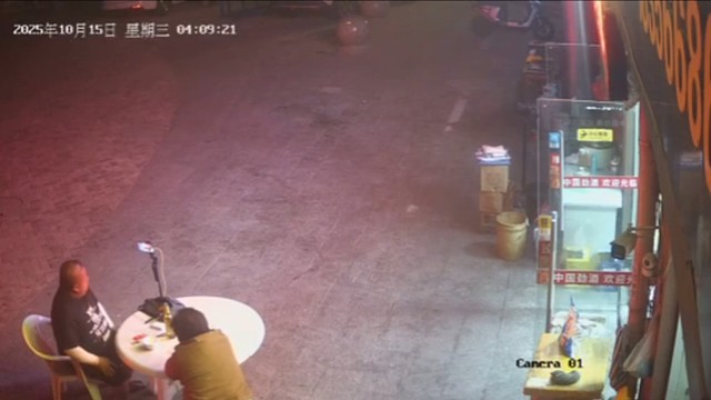 金猪跟猪妈直播中狂吐不止，喷涌而出