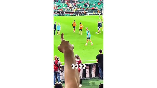 C罗赛前表演教科书般的高空停球，球迷都竖大拇指赞叹