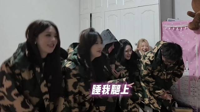 天九睡萱萱腿上！这合适吗