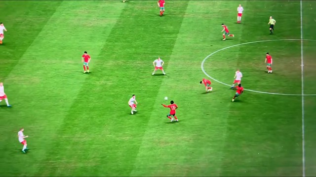 足球比赛中，如何一对一防守#足球