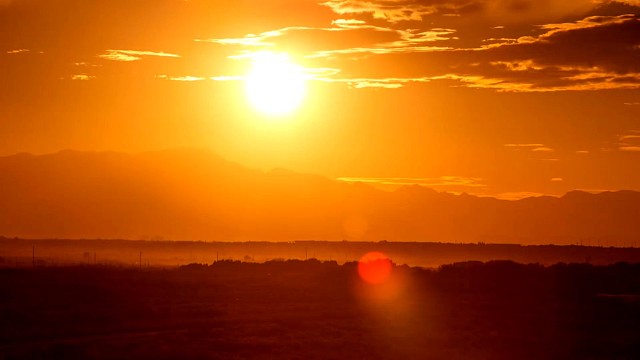 我望着天际灿烂的晚霞，心中所愿不过是与你共度每一个这样的黄昏。