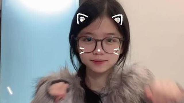 我又不是坏人你干嘛离我那么远！