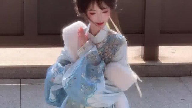 “我不爱无聊人间 只偏爱你眉眼…”