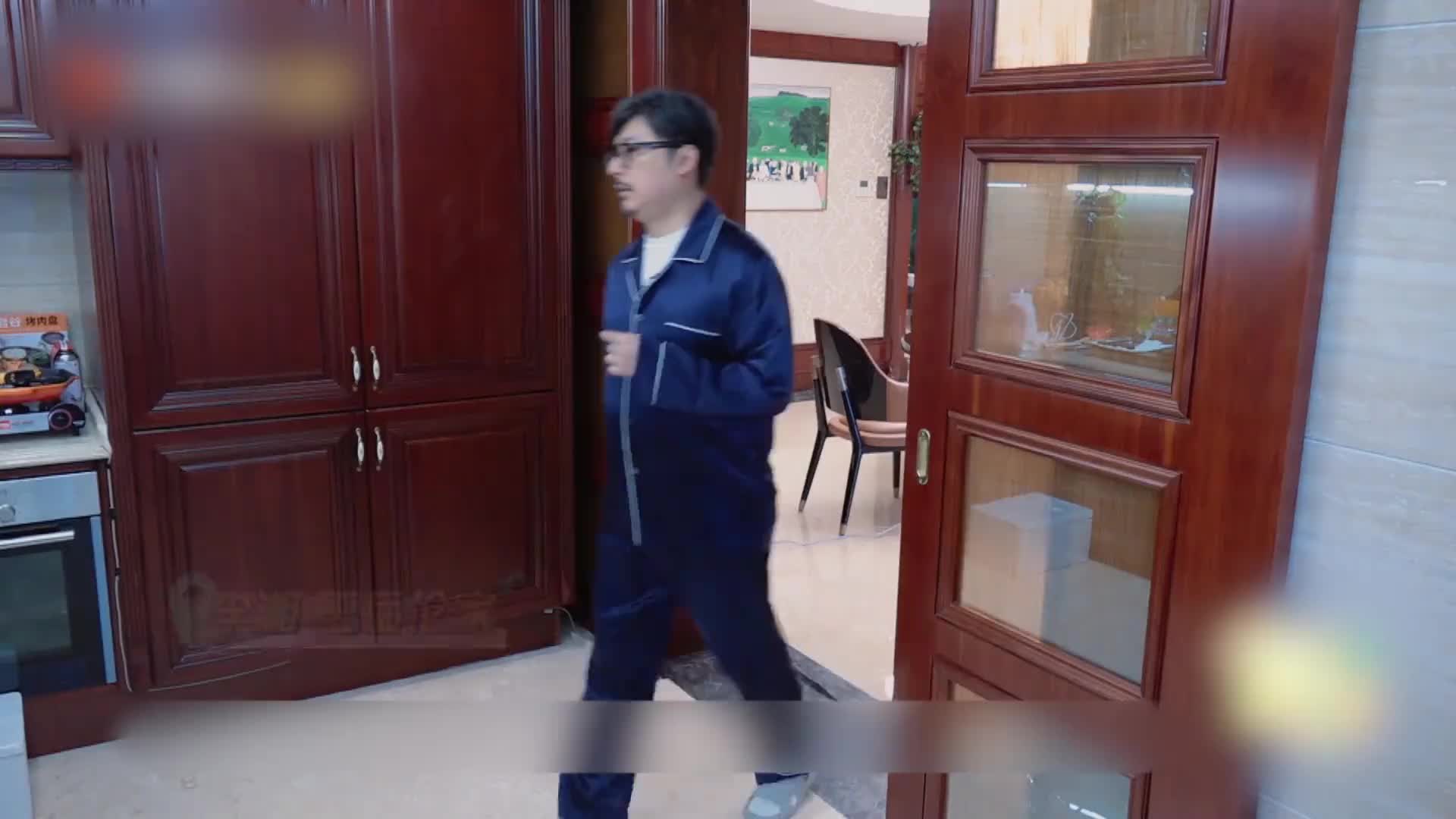 李湘一顿午饭竟吃掉普通打工人半年的工资，果然贫穷限制了我的想象