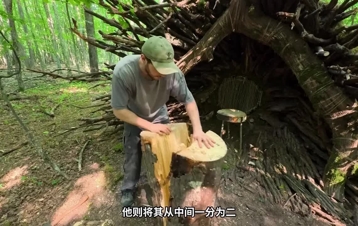 第2集：荒无人烟的野外，男人在一棵枯木里搭建了舒适的小屋