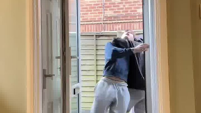 当你的妈妈认为如果她不在家的时候你开门会发生什么