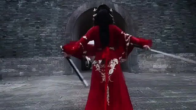 一袭红衣，仗剑而行，于古城墙下，赴一场与历史的邂逅，任风雨潇潇，我自飒沓如诗。